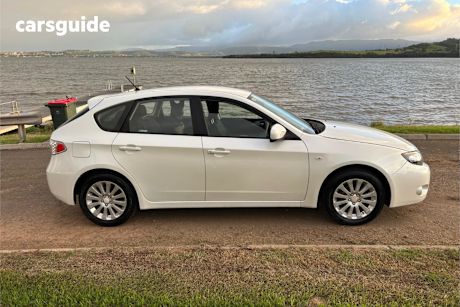 White 2009 Subaru Impreza Hatchback R (Awd)