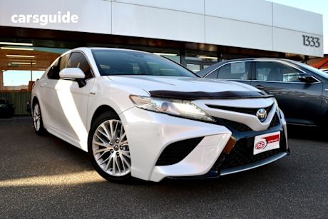 White 2018 Toyota Camry Sedan Sl (Hybrid)
