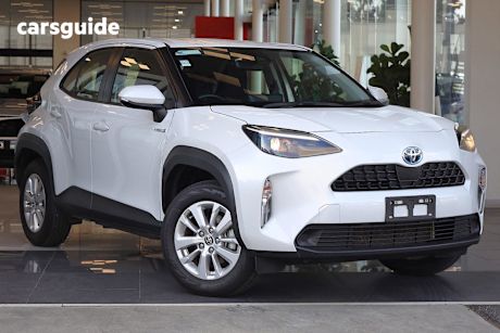 White 2023 Toyota Yaris Cross SUV GX F