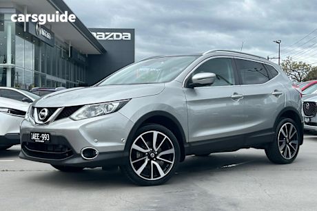 Silver 2015 Nissan Qashqai SUV TI F