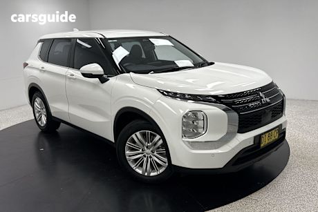 White 2023 Mitsubishi Outlander SUV ES F