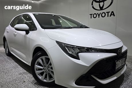 White 2022 Toyota Corolla Hatch ASCENT SPORT F