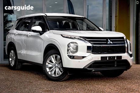 White 2025 Mitsubishi Outlander SUV ES F