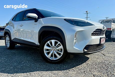 White 2024 Toyota Yaris Cross SUV GX 4X4