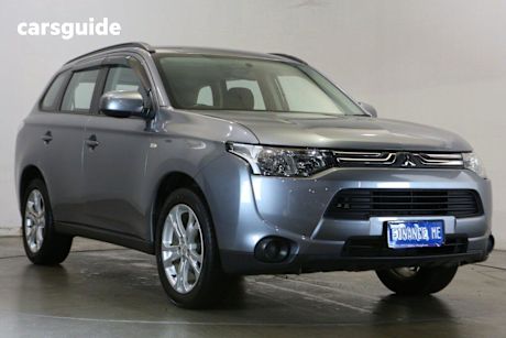 Grey 2013 Mitsubishi Outlander SUV ES F