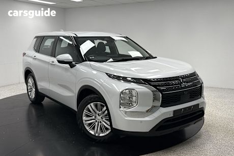 White 2023 Mitsubishi Outlander SUV ES F