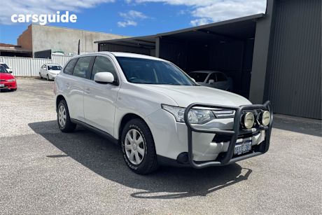 White 2012 Mitsubishi Outlander SUV ES F