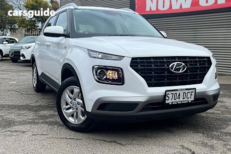 White 2024 Hyundai Venue SUV F
