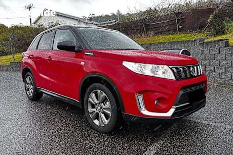 Red 2023 Suzuki Vitara SUV F