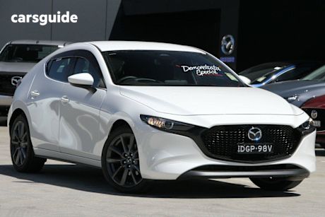 White 2025 Mazda Mazda3 Hatch G20 EVOLVE F