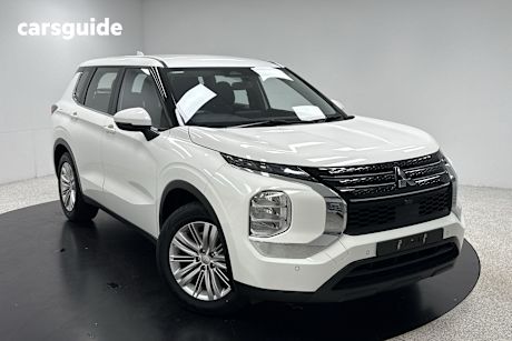 White 2023 Mitsubishi Outlander SUV ES F