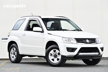White 2013 Suzuki Grand Vitara SUV 4X4