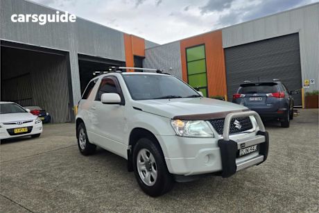 White 2010 Suzuki Grand Vitara SUV 4X4