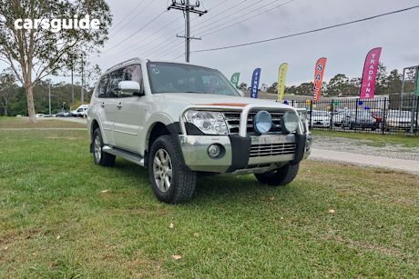 White 2010 Mitsubishi Pajero Wagon Glx Lwb (4X4)