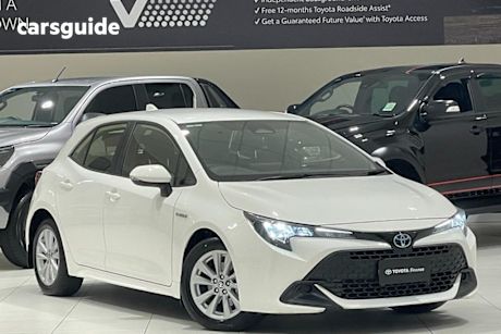 White 2024 Toyota Corolla Hatch ASCENT SPORT HYBRID F