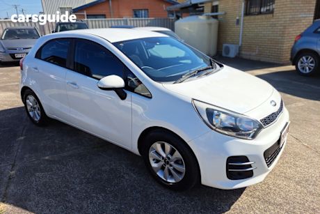 White 2015 Kia RIO Hatchback S Premium