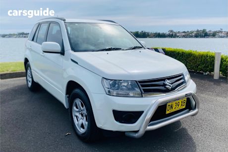 White 2012 Suzuki Grand Vitara SUV URBAN R