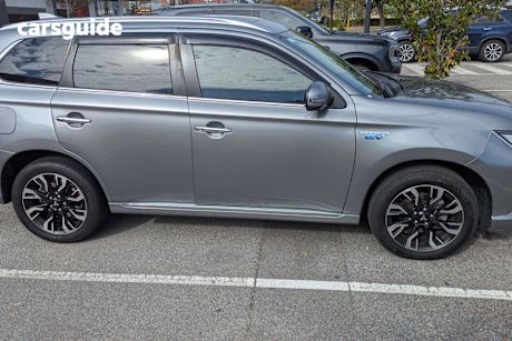 Silver 2018 Mitsubishi Outlander SUV PHEV EXCEED 4WD