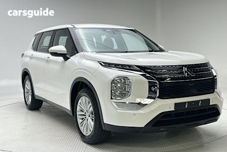 White 2023 Mitsubishi Outlander SUV ES F