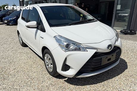 White 2017 Toyota Vitz Hatch