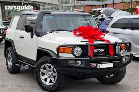 White 2014 Toyota FJ Cruiser SUV 4X4