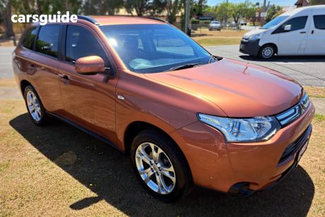 Orange 2013 Mitsubishi Outlander Wagon Es (4X4)