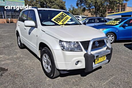 White 2009 Suzuki Grand Vitara SUV 4X4