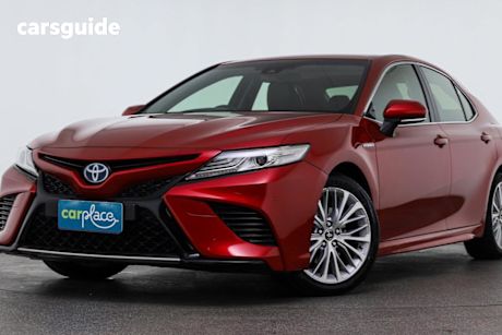 Red 2018 Toyota Camry Sedan Sl (Hybrid)