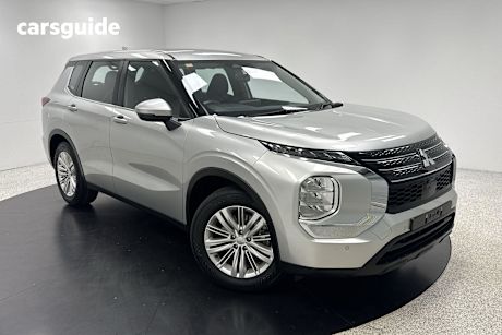 Silver 2023 Mitsubishi Outlander SUV ES F