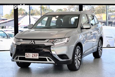 Silver 2019 Mitsubishi Outlander SUV ES 4X4