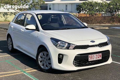 White 2018 Kia RIO Hatchback S