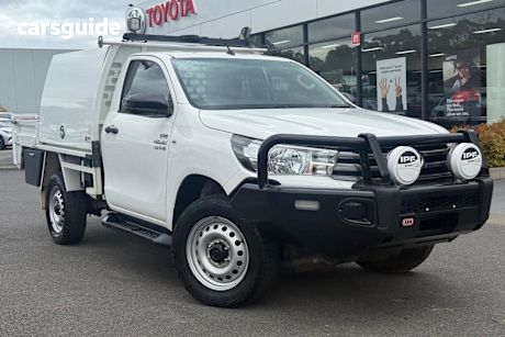 White 2017 Toyota Hilux Ute Tray SR 4X4