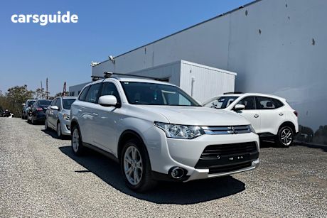 White 2014 Mitsubishi Outlander SUV ES F