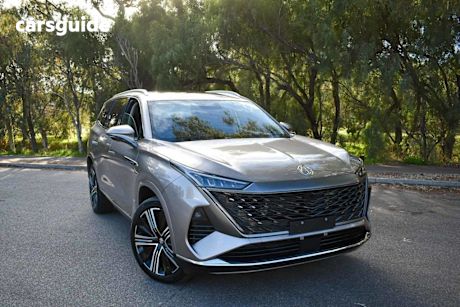 Silver 2025 MG Qs Wagon Essence Awd