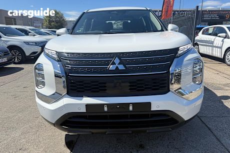 White 2024 Mitsubishi Outlander Wagon Es 7 Seat (2Wd)