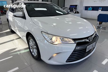 White 2016 Toyota Camry Sedan ALTISE F