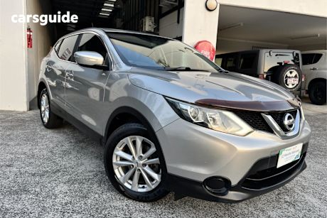 Silver 2014 Nissan Qashqai SUV ST F