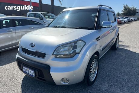 Silver 2009 Kia Soul Hatchback 2