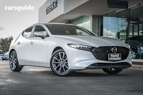White 2024 Mazda 3 Hatchback G20 Evolve