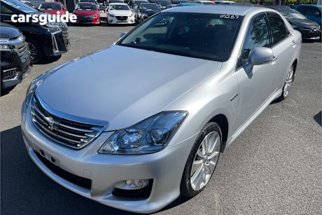 Silver 2009 Toyota Crown Sedan HYBRID