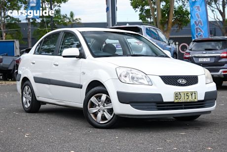 White 2008 Kia RIO Sedan Ex