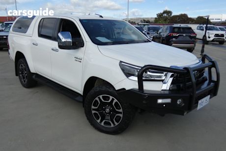 White 2020 Toyota Hilux Double Cab Pick Up Sr5 (4X4)