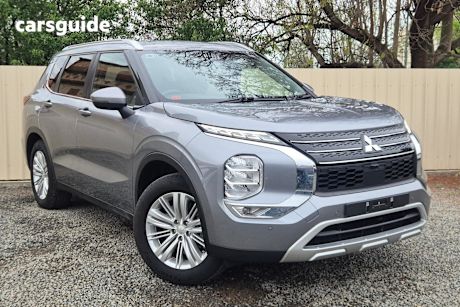 Silver 2023 Mitsubishi Outlander Wagon Ls 7 Seat (Awd)