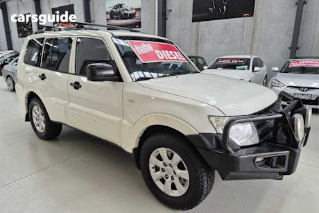 White 2010 Mitsubishi Pajero Wagon Glx Lwb (4X4)