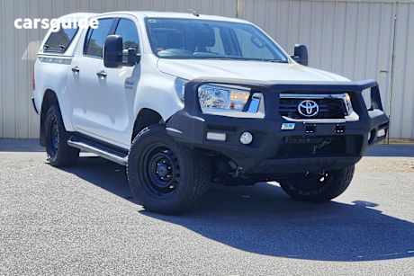 White 2018 Toyota Hilux Double Cab Pick Up Sr (4X4)