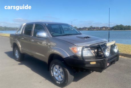 Beige 2005 Toyota Hilux Dual Cab Pick-up Sr5 (4X4)