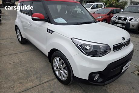 White 2018 Kia Soul Hatchback Si