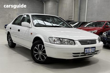 White 2001 Toyota Camry Sedan Conquest
