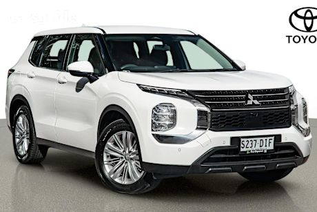 White 2024 Mitsubishi Outlander Wagon Es 7 Seat (2Wd)