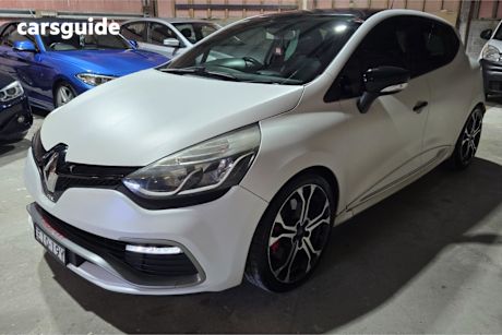 White 2015 Renault Clio Hatch